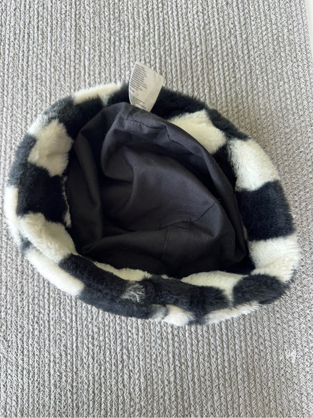 Vintage Y2K Claire's Black & White Faux Fur Checkered Checks Bucket Hat - Picture 3 of 6